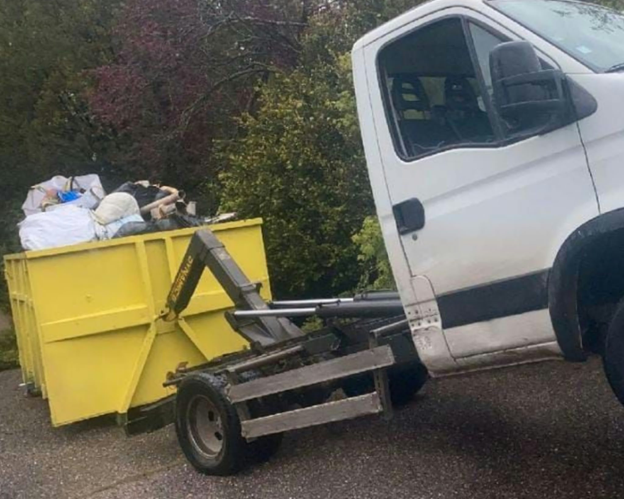 Camion déposant une benne sur place